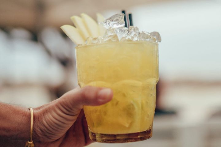 Tu Bar de copas preferido en Tarifa, disfruta de nuestras creaciones de cócteles clásicos u originales, y si no está en la carta, solo tienes que preguntar. - Coctelería
