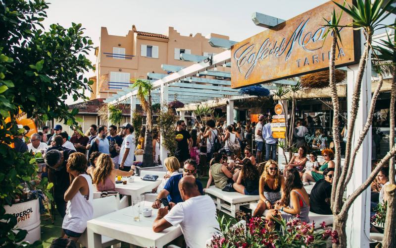 Tu Bar de copas preferido en Tarifa, El lugar ideal donde tomar algo desde la mañana hasta la noche, disfrutando de lo más bonito de Tarifa con música en vivo, vista a la playa y a espectaculares atardeceres. - Café del Mar Beach