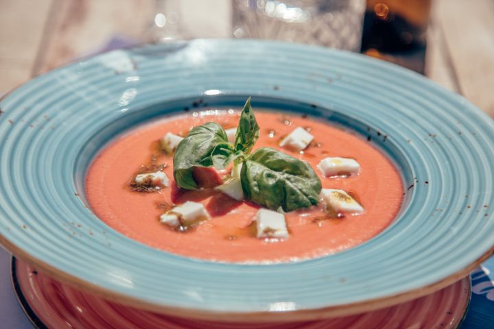 En nuestro Restaurante en Tarifa puedes optar por la cocina tradicional mediterránea, o innovar haciendo un recorrido por los fogones de los países vecinos - Cocina