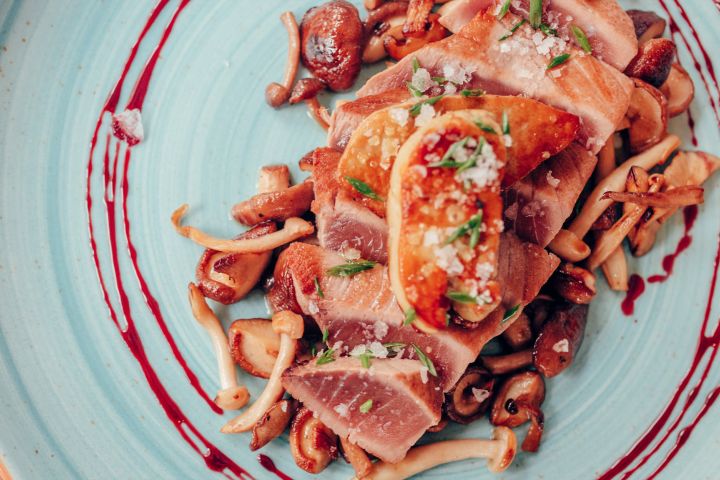 En nuestro Restaurante en Tarifa puedes optar por la cocina tradicional mediterránea, o innovar haciendo un recorrido por los fogones de los países vecinos - Cocina