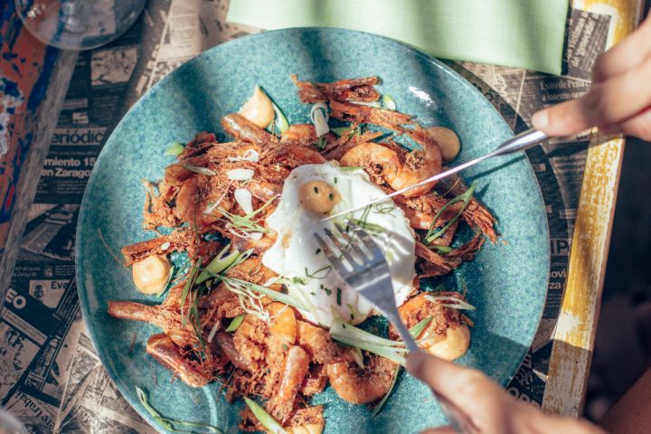 En nuestro Restaurante en Tarifa puedes optar por la cocina tradicional mediterránea, o innovar haciendo un recorrido por los fogones de los países vecinos - Cocina