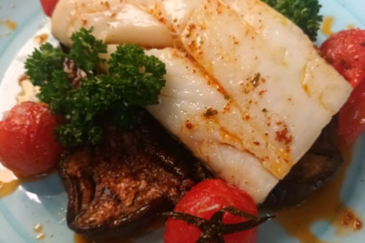 Bacalao confitado sobre berenjenas y tomatillos asados con chermoula - Cocina