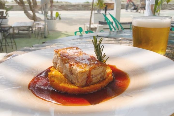 Café del Mar Beach es un bar de tapas de moda en Tarifa, ubicado en el paseo marítimo de la playa de los Lances, con vista al océano Atlántico y auténtico sabor a Tarifa... ven a vernos y descubrirás la verdadera esencia de tapear en Tarifa. - Tapas