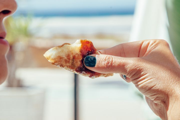 Café del Mar Beach es un bar de tapas de moda en Tarifa, ubicado en el paseo marítimo de la playa de los Lances, con vista al océano Atlántico y auténtico sabor a Tarifa... ven a vernos y descubrirás la verdadera esencia de tapear en Tarifa. - Tapas