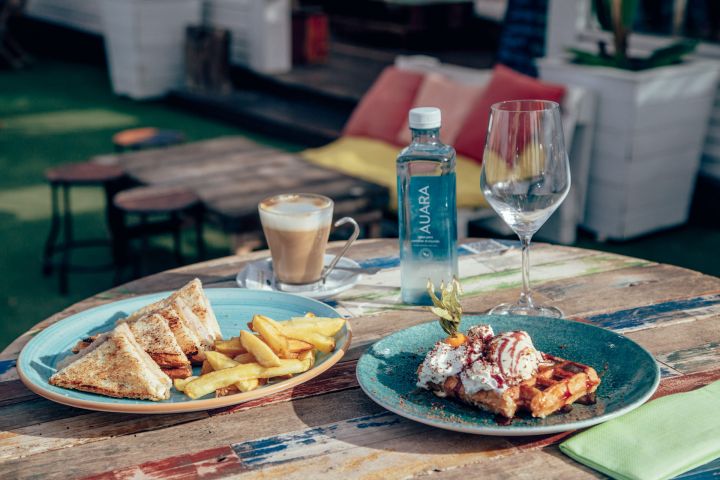 Tu Bar de Desayunos preferido en Tarifa, todos los días hasta las 12:00 h disfruta de nuestros desayunos con el despertar del mar. - Desayunos