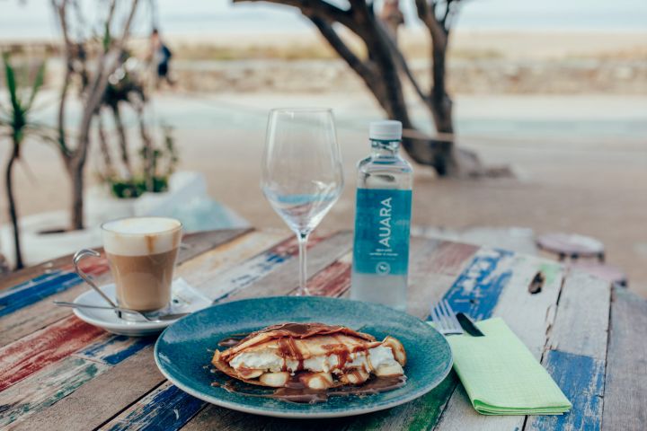 Tu Bar de Desayunos preferido en Tarifa, todos los días hasta las 12:00 h disfruta de nuestros desayunos con el despertar del mar. - Desayunos