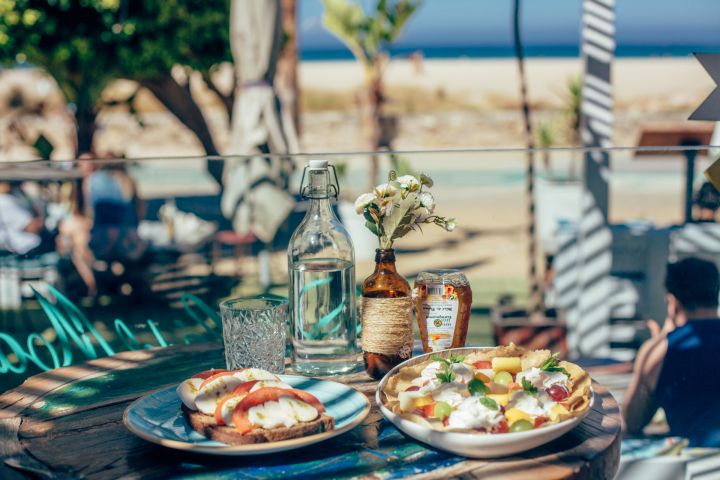 Tu Bar de Desayunos preferido en Tarifa, todos los días hasta las 12:00 h disfruta de nuestros desayunos con el despertar del mar. - Desayunos