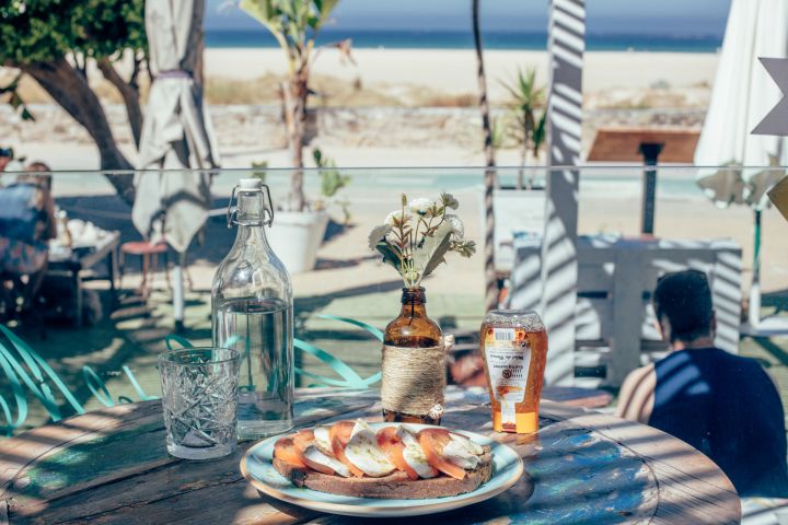 Tu Bar de Desayunos preferido en Tarifa, todos los días hasta las 12:00 h disfruta de nuestros desayunos con el despertar del mar. - Desayunos