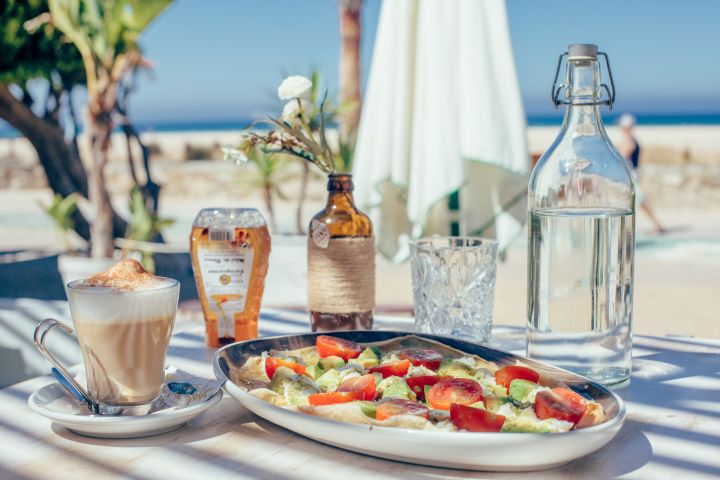 Tu Bar de Desayunos preferido en Tarifa, todos los días hasta las 12:00 h disfruta de nuestros desayunos con el despertar del mar. - Desayunos