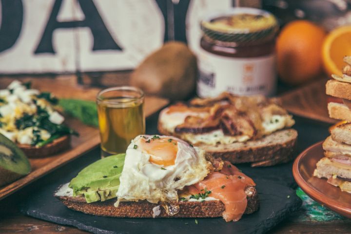 Tu Bar de Desayunos preferido en Tarifa, todos los días hasta las 12:00 h disfruta de nuestros desayunos con el despertar del mar. - Desayunos