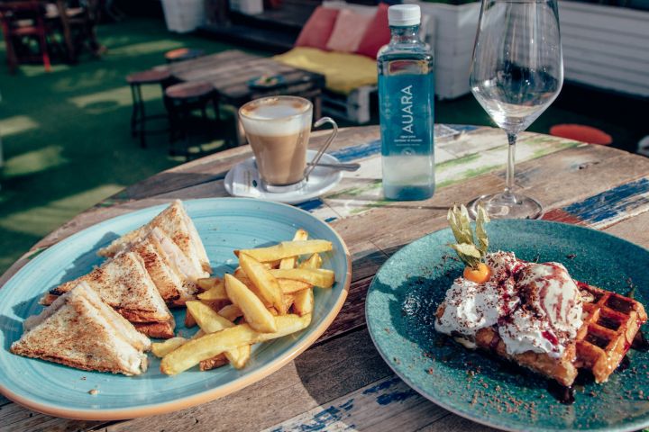 Tu Bar de Desayunos preferido en Tarifa, todos los días hasta las 12:00 h disfruta de nuestros desayunos con el despertar del mar. - Desayunos