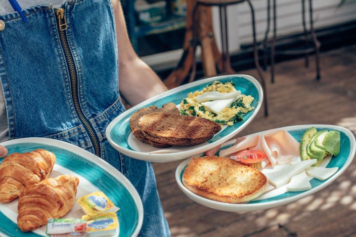 Tu Bar de Desayunos preferido en Tarifa, todos los días hasta las 12:00 h disfruta de nuestros desayunos con el despertar del mar. - Desayunos