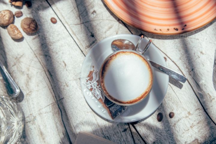 Tu Bar de Desayunos preferido en Tarifa, todos los días hasta las 12:00 h disfruta de nuestros desayunos con el despertar del mar. - Desayunos