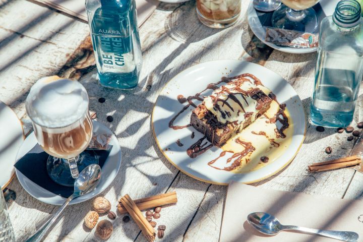 Tu Bar de Desayunos preferido en Tarifa, todos los días hasta las 12:00 h disfruta de nuestros desayunos con el despertar del mar. - Desayunos