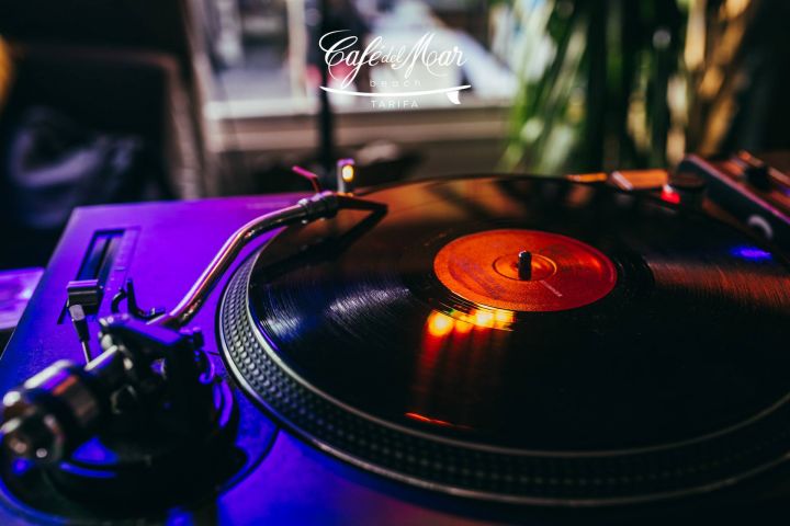 Disfruta de nuestra música en vivo y déjate transportar con el sonido del mar. - Djs sets