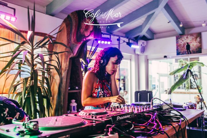 Disfruta de nuestra música en vivo y déjate transportar con el sonido del mar. - Djs sets